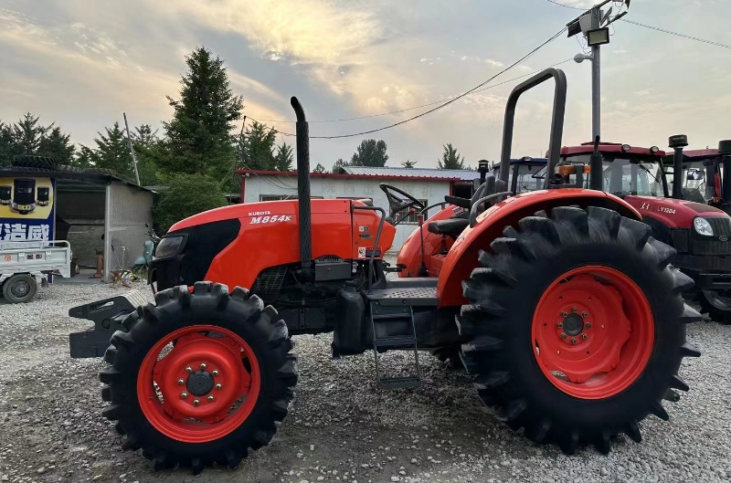 KUBOTA M854K/M854KQ TRACTOR